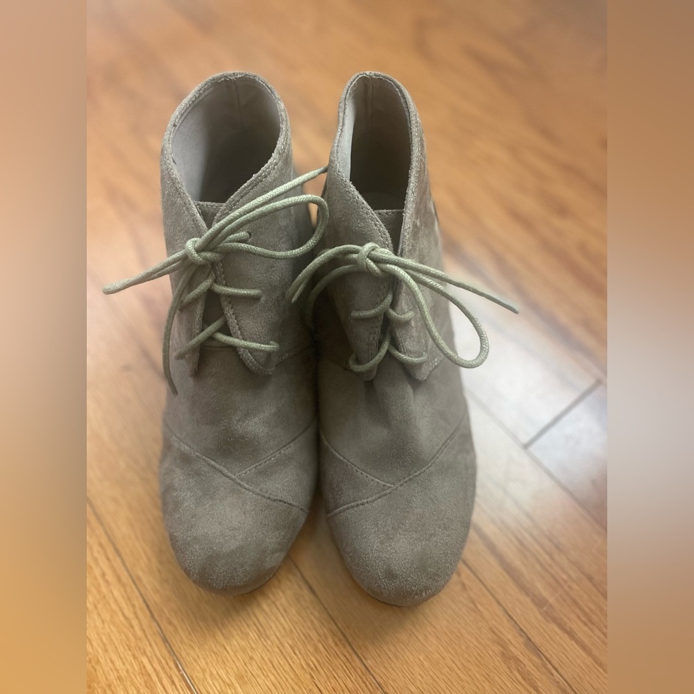 Womens Taupe Grey Faux Suede Lace Up Wedge Ankle Booties Size 8M Round Toe